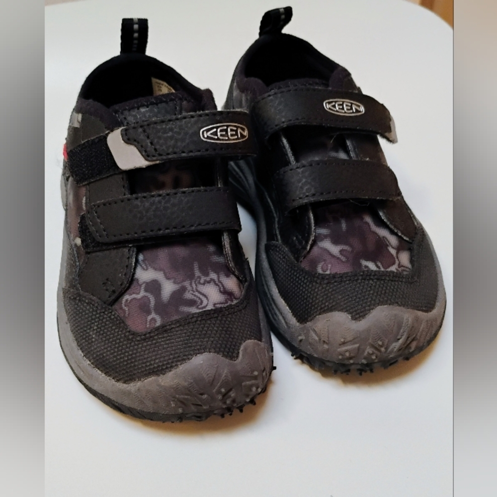 Boys Keen Velcro shoes sz 7 black and gray